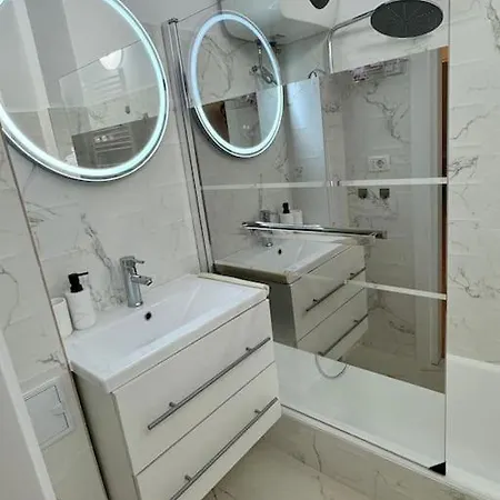 Beautiful With 2 Beds * بوخارست