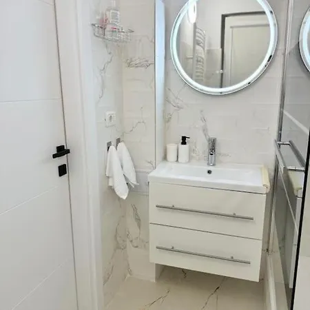 Beautiful With 2 Beds *